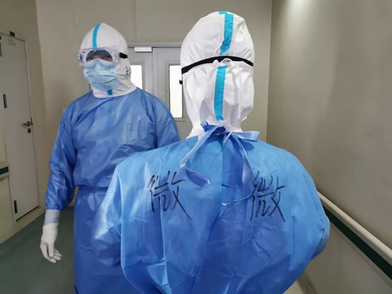 北京友谊医院援鄂医护者 心手相连，不负使命——写在防护服下的坚定