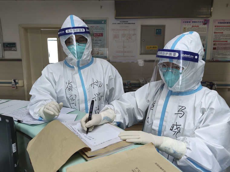 “疫”线践初心 冲在疫情防控第一线的医护人员与他们的防护铠甲